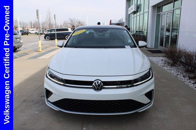 Used 2025 Volkswagen Jetta SE FWD image 2