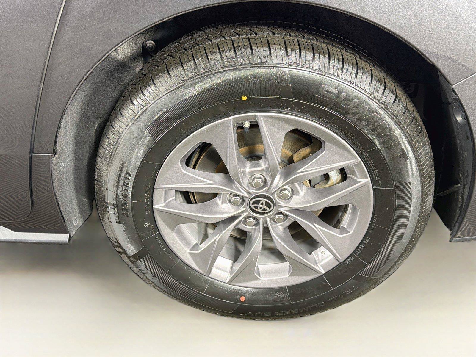 Used 2025 Toyota Sienna XLE FWD image 36