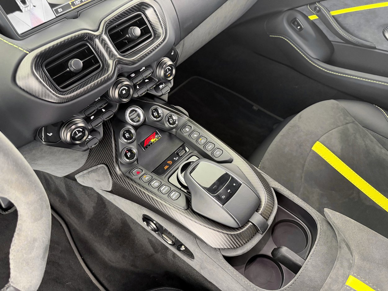 Used 2022 Aston Martin V8 Vantage Coupe image 21