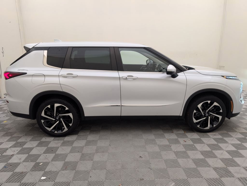 Used 2022 Mitsubishi Outlander SE image 2