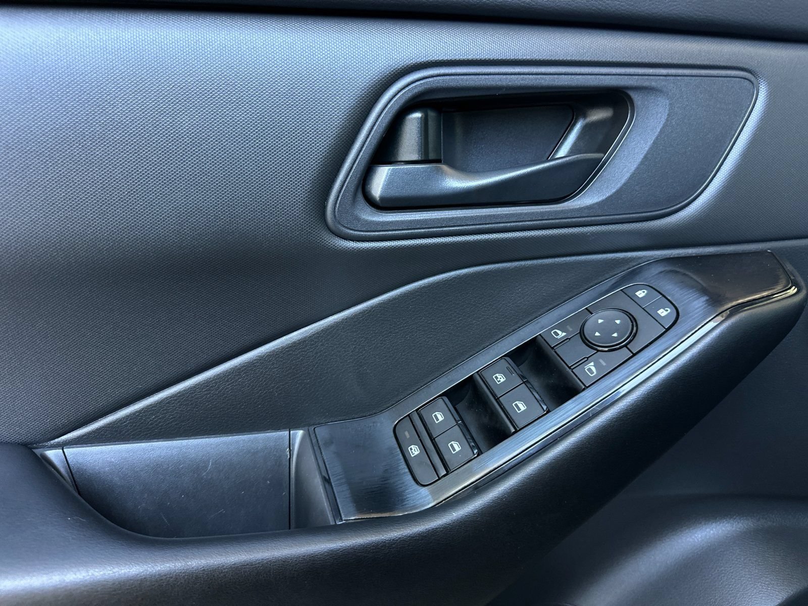 Used 2025 Nissan Rogue S FWD image 10