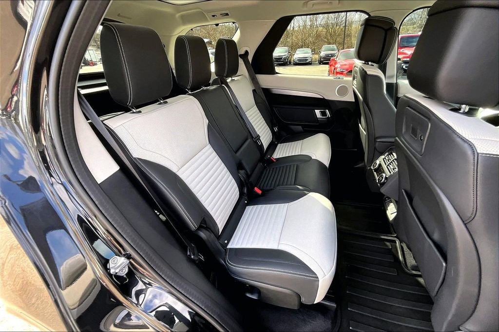 Used 2025 Land Rover Discovery Dynamic SE AWD/4WD image 27