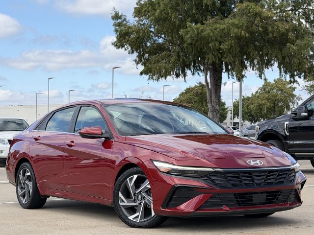 Used 2025 Hyundai Elantra SEL FWD image 2