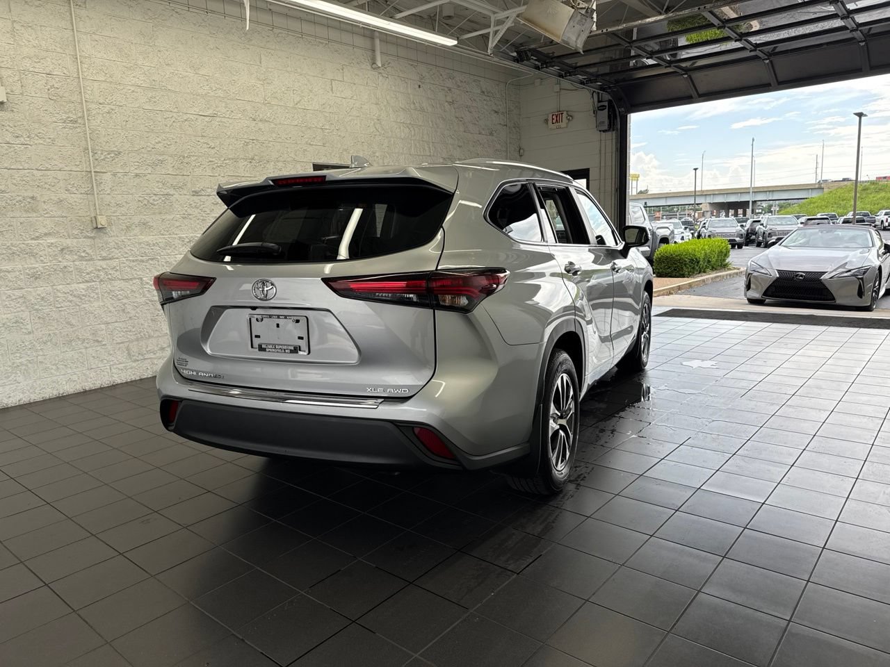 Used 2025 Toyota Highlander XLE AWD/4WD image 7