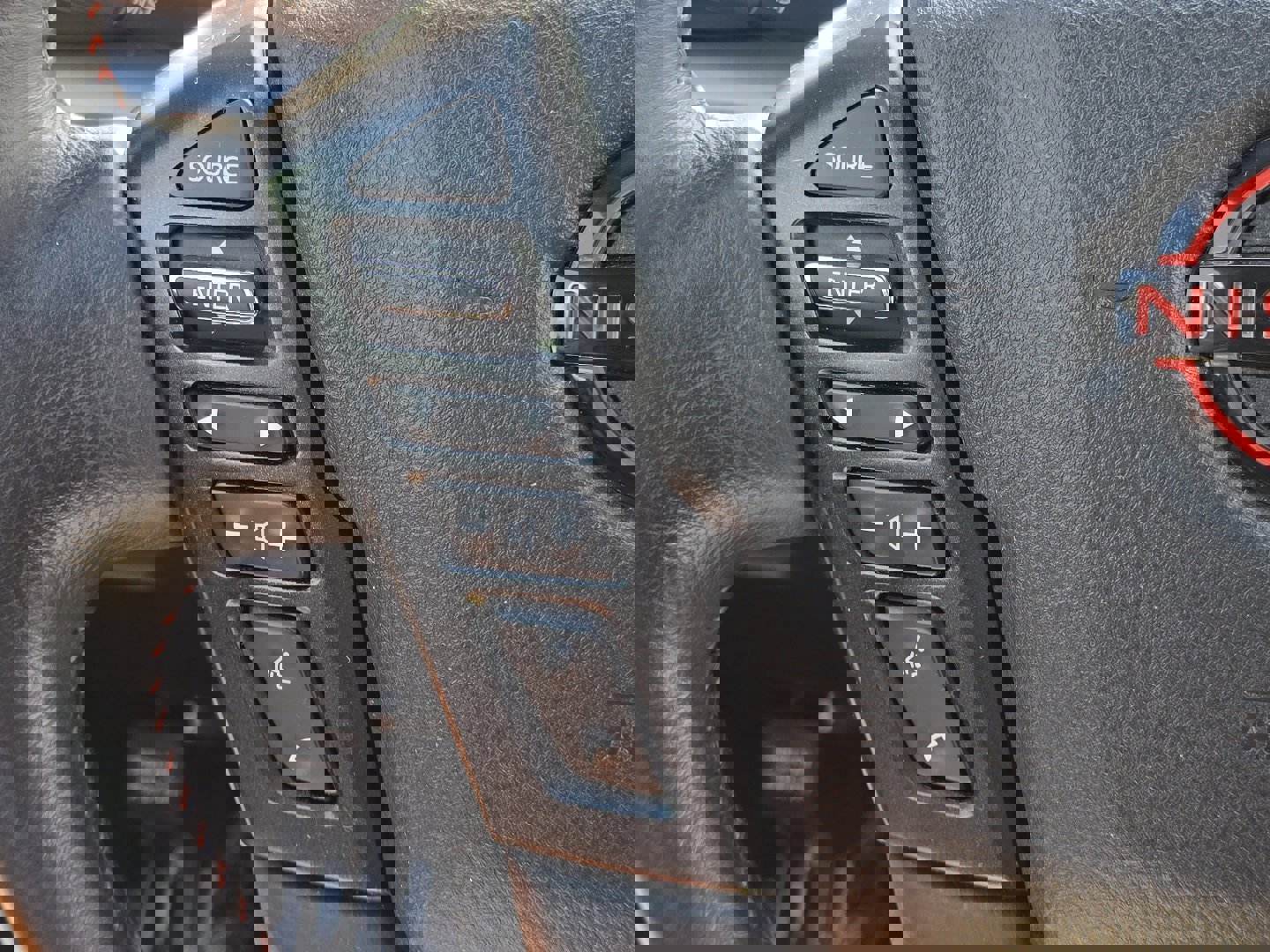 Used 2023 Nissan Titan PRO-4X w/ Pro-4x Convenience Package AWD/4WD image 18