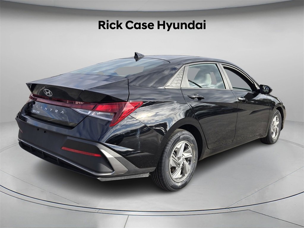 Certified 2025 Hyundai Elantra SE image 8