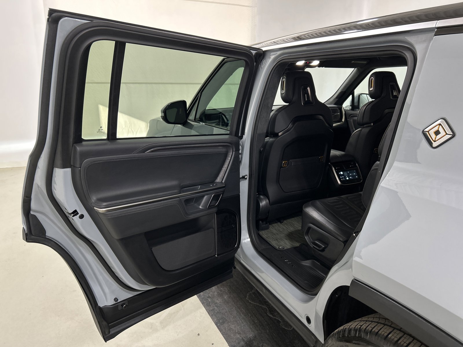 Used 2023 Rivian R1S Adventure image 17