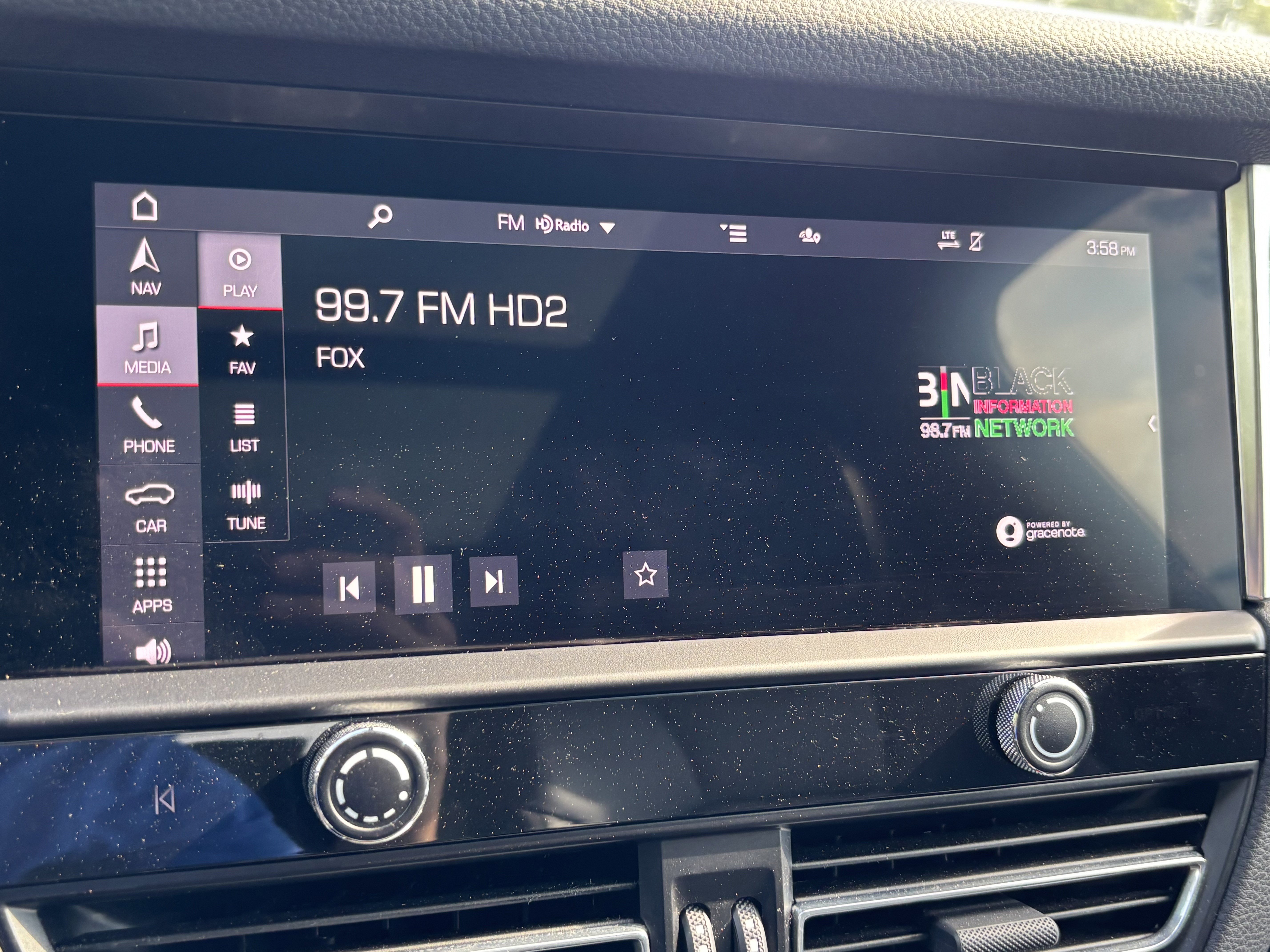 Used 2024 Porsche Macan image 26