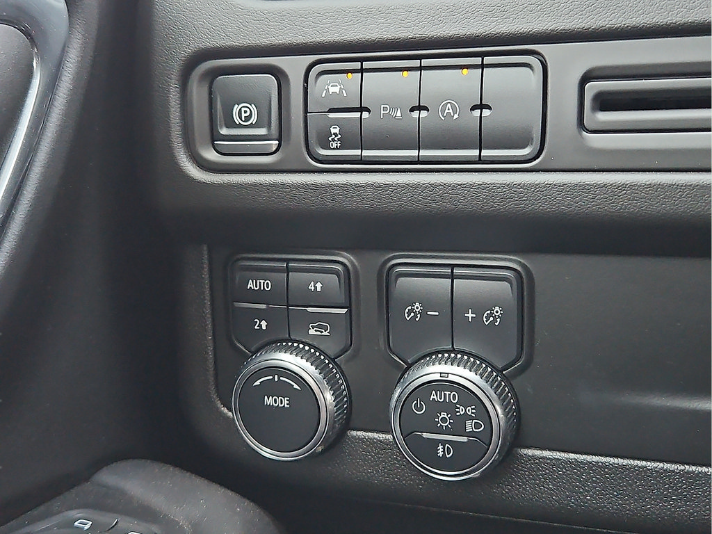 Used 2024 GMC Yukon SLT AWD/4WD image 16