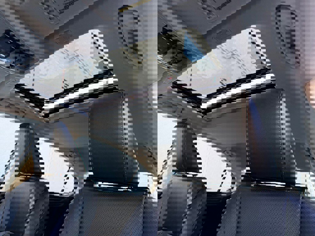 Certified 2025 Lexus ES 300h w/ Premium Package image 17