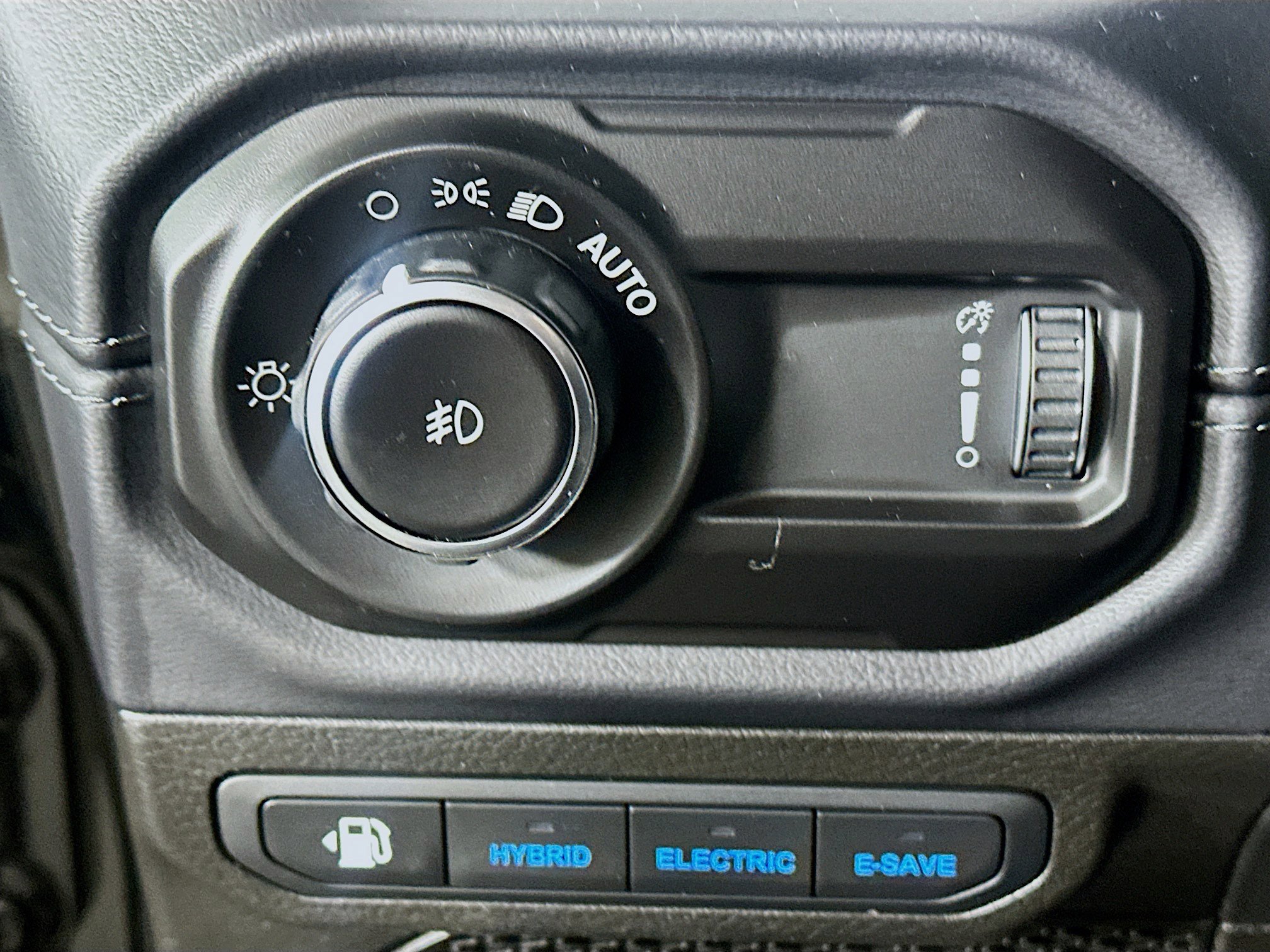 Used 2025 Jeep Wrangler Sahara image 16