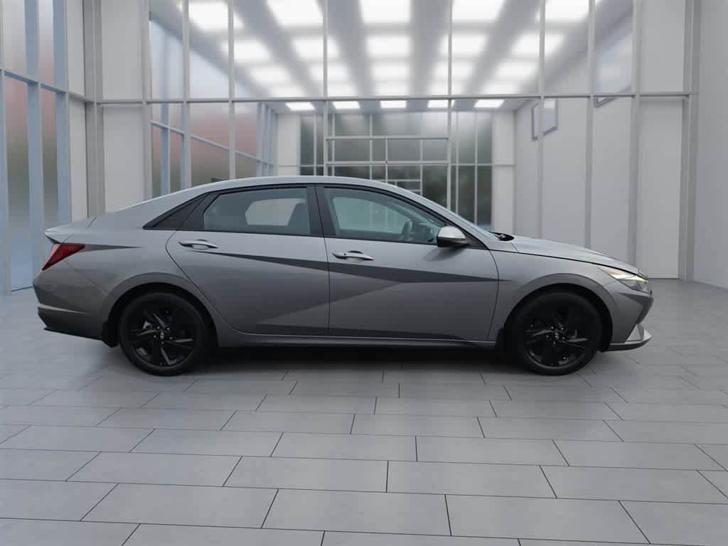 Used 2023 Hyundai Elantra SEL FWD image 2