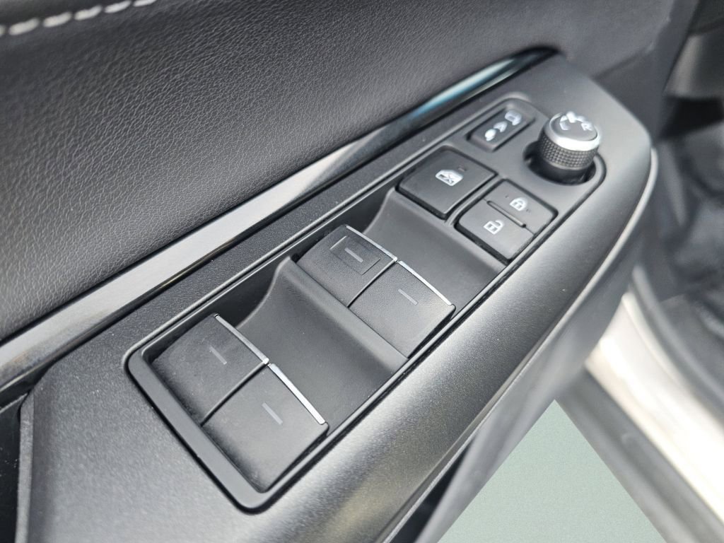 Used 2024 Toyota Venza LE image 27