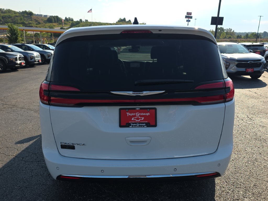 Used 2024 Chrysler Pacifica Touring-L FWD image 7
