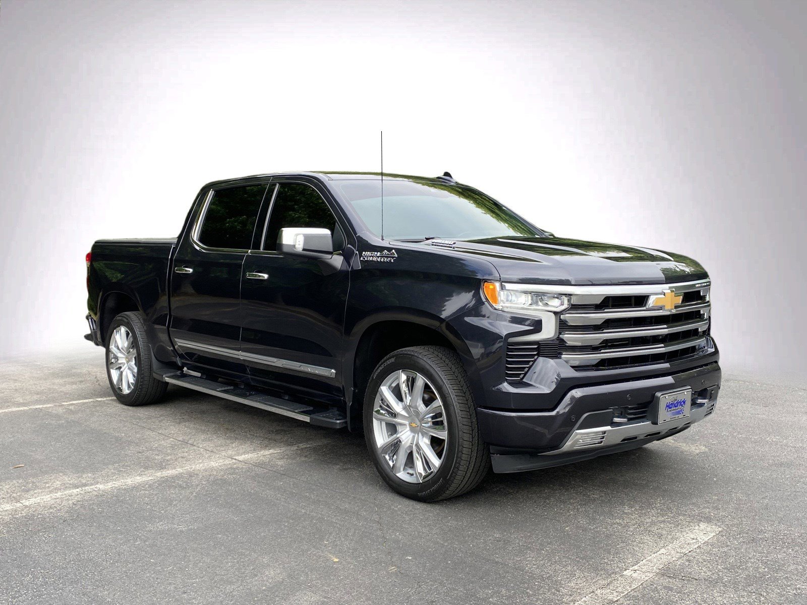 Used 2023 Chevrolet Silverado 1500 High Country w/ High Country Premium Package AWD/4WD image 2