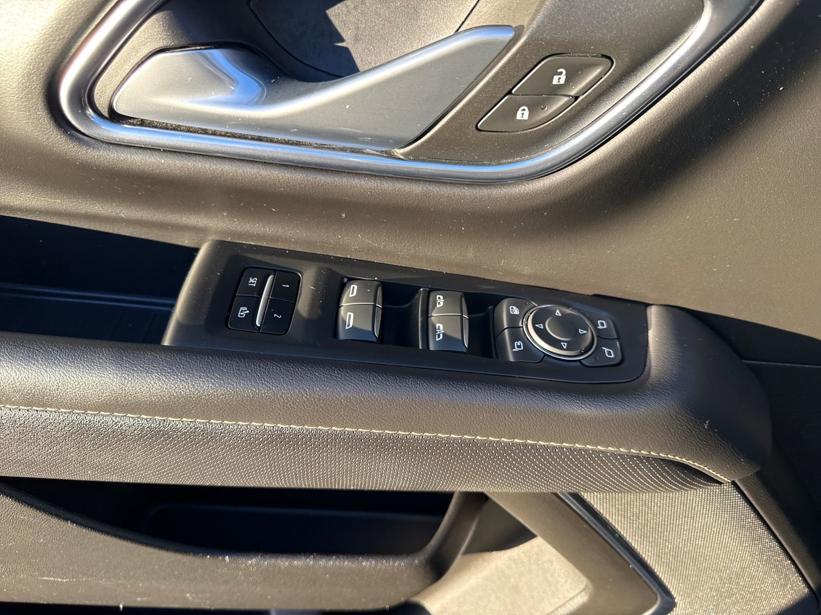 Used 2023 Chevrolet Suburban Premier image 11