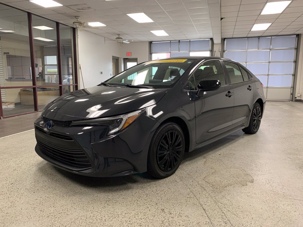 Used 2025 Toyota Corolla LE FWD image 3