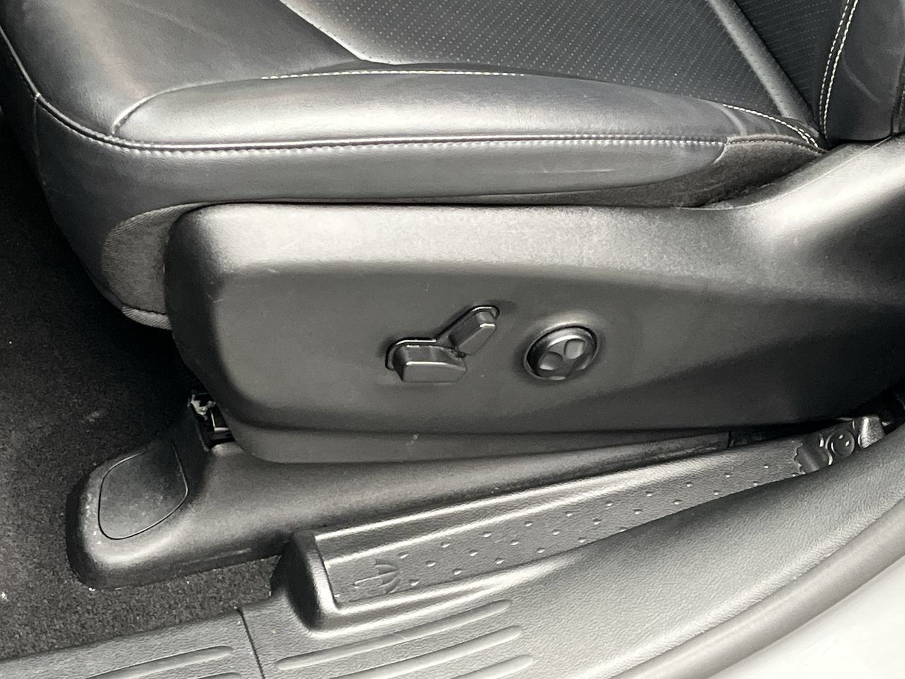 Used 2025 Chrysler Pacifica Select FWD image 10