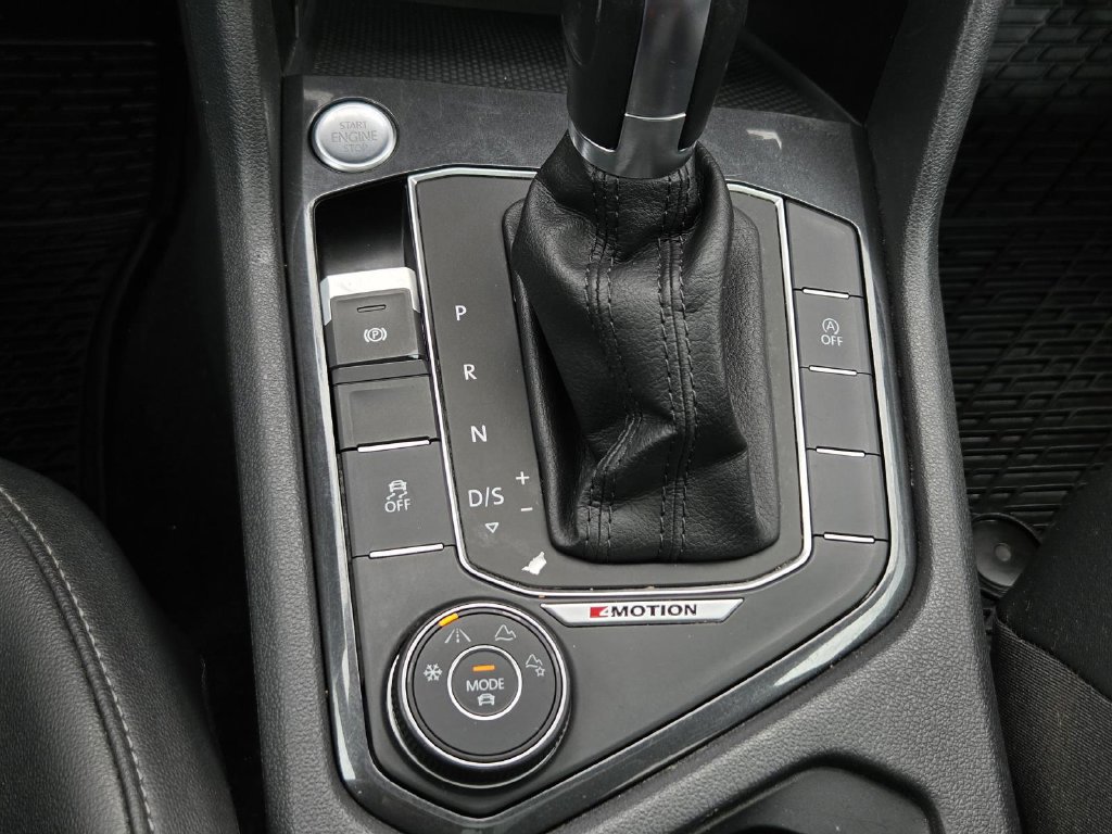 Used 2018 Volkswagen Tiguan SEL AWD/4WD image 29