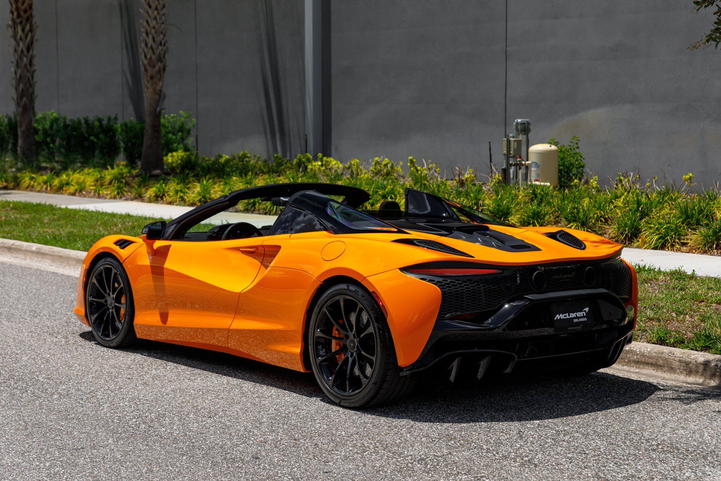 Used 2025 McLaren Artura Spider RWD image 23