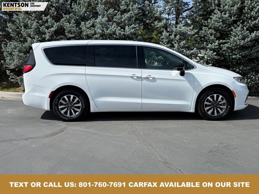 Used 2024 Chrysler Pacifica Select image 10