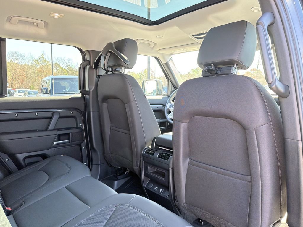 Used 2025 Land Rover Defender 110 S image 14