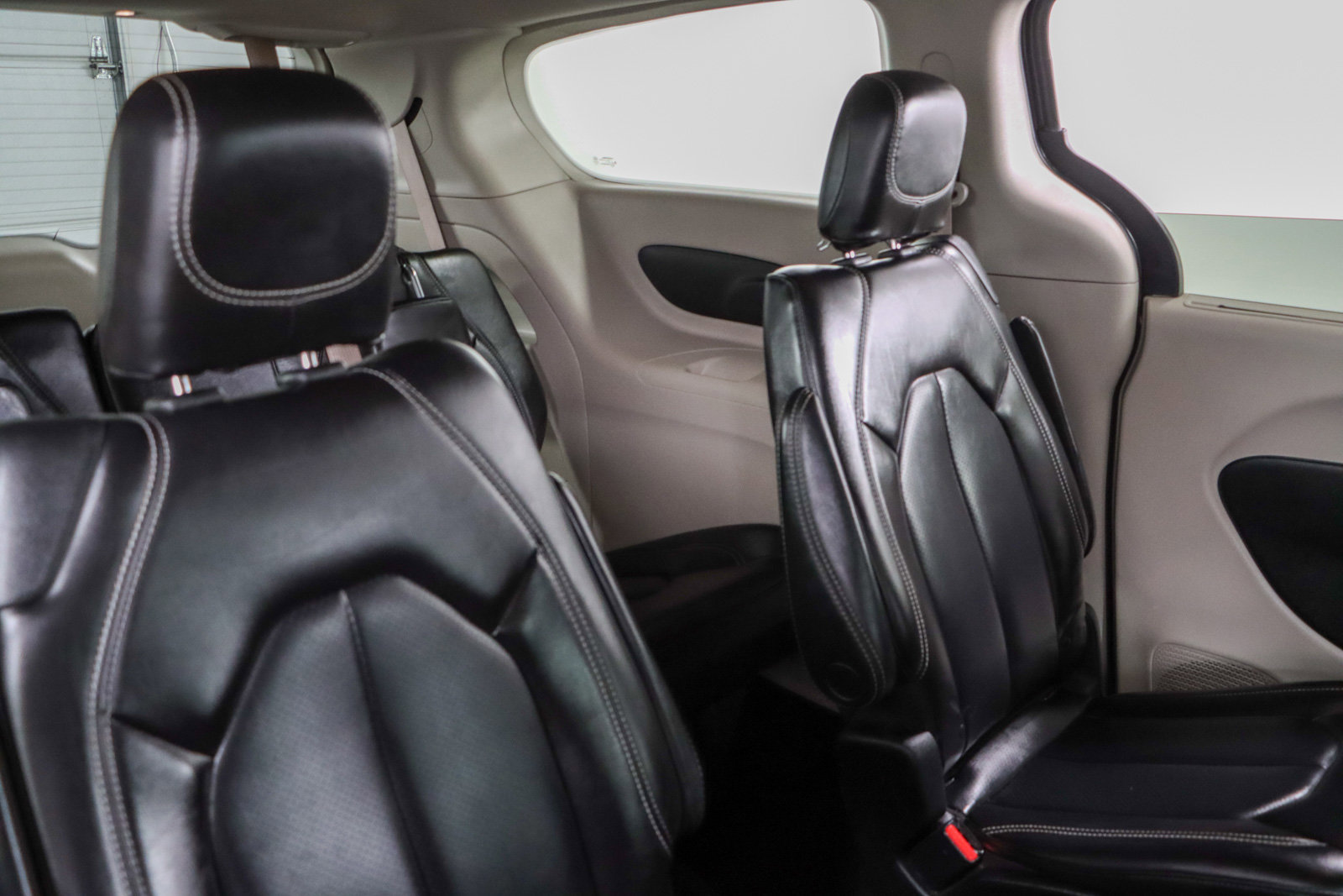 Used 2023 Chrysler Pacifica Touring-L image 28