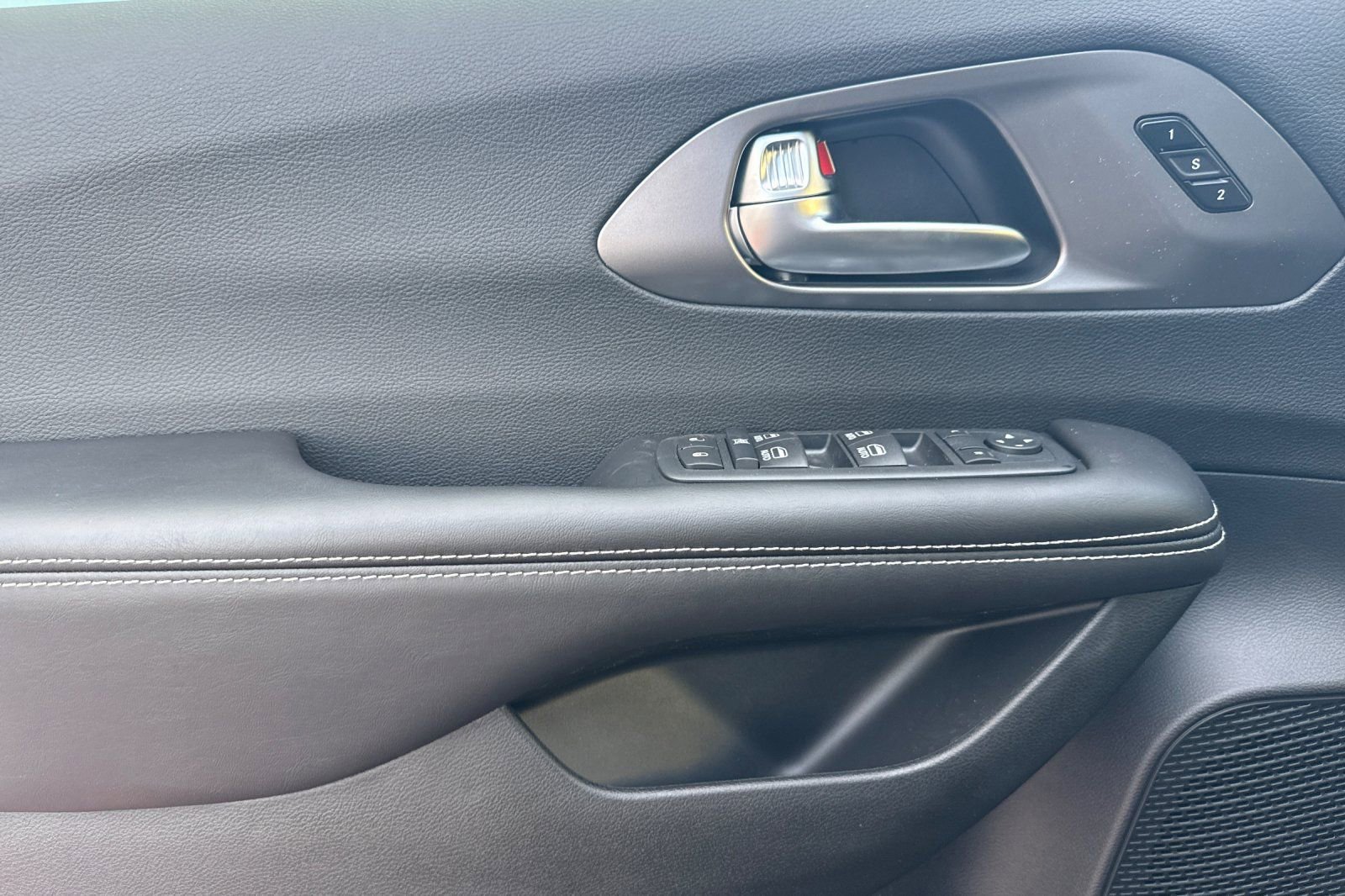 New 2026 Chrysler Pacifica Select image 8