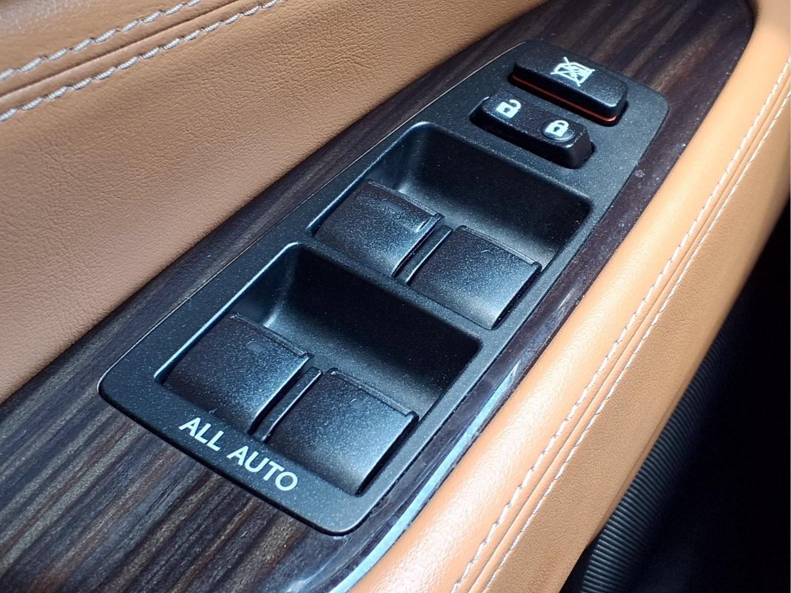 Used 2013 Lexus LS 460 w/ Ultra Luxury Pkg RWD image 24