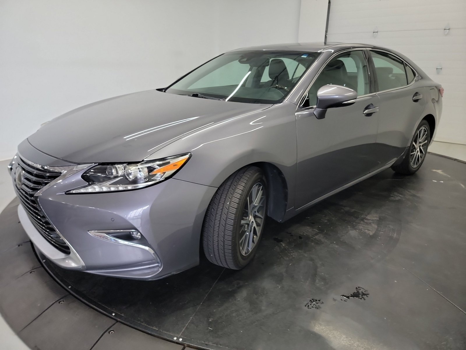 Used 2017 Lexus ES 350 w/ Luxury Package FWD image 3