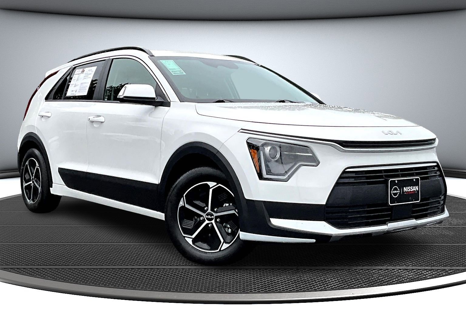 Used 2023 Kia Niro EX image 1