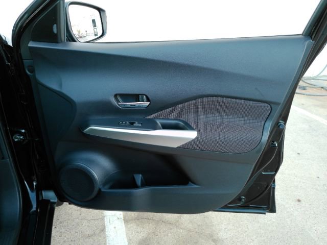 Used 2018 Nissan Kicks SV image 18