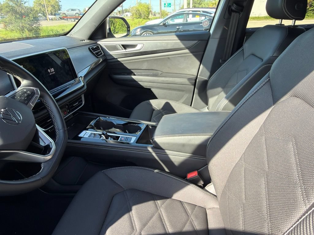 Used 2025 Volkswagen Atlas Cross Sport SE FWD image 3