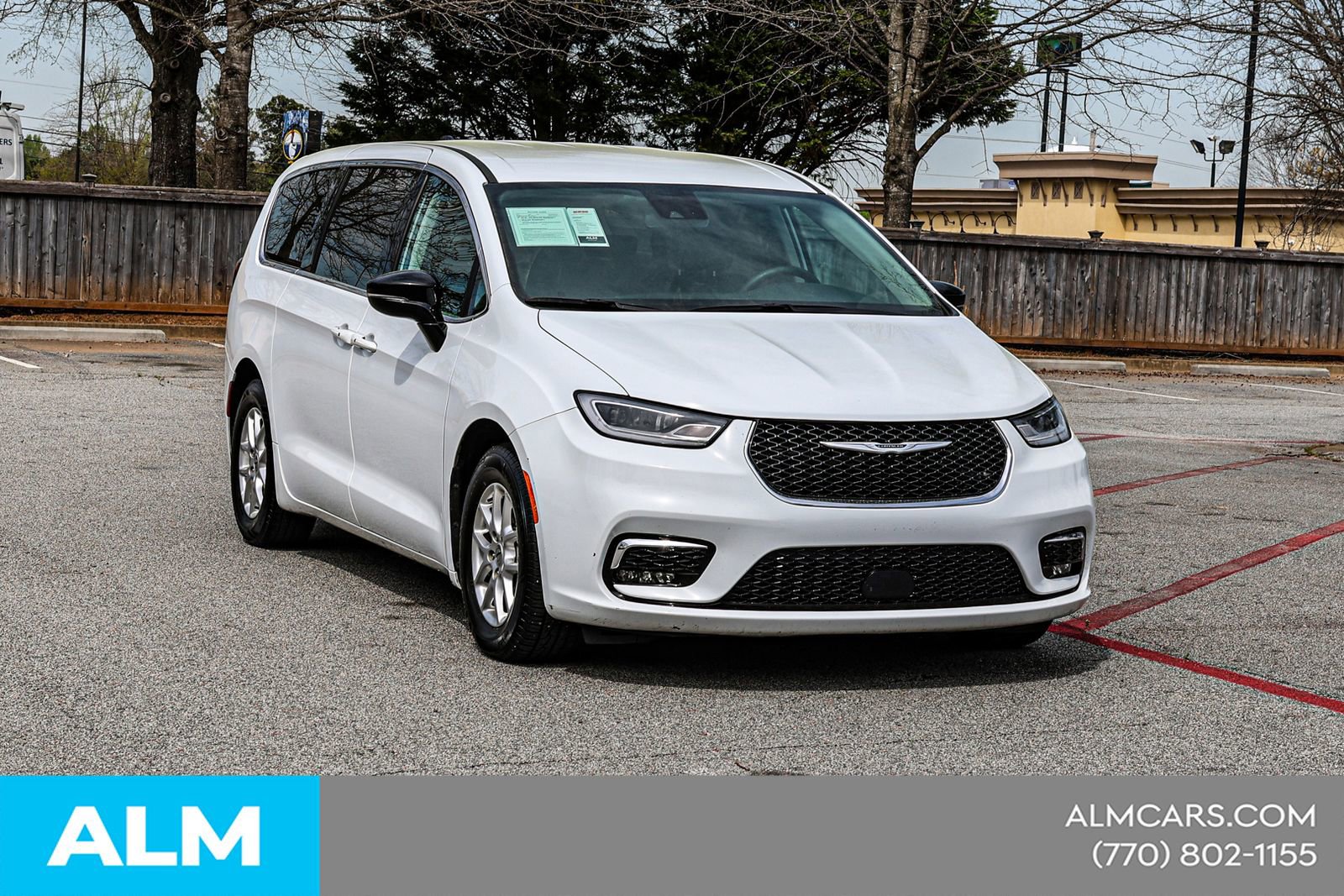 Used 2024 Chrysler Pacifica Touring-L image 6