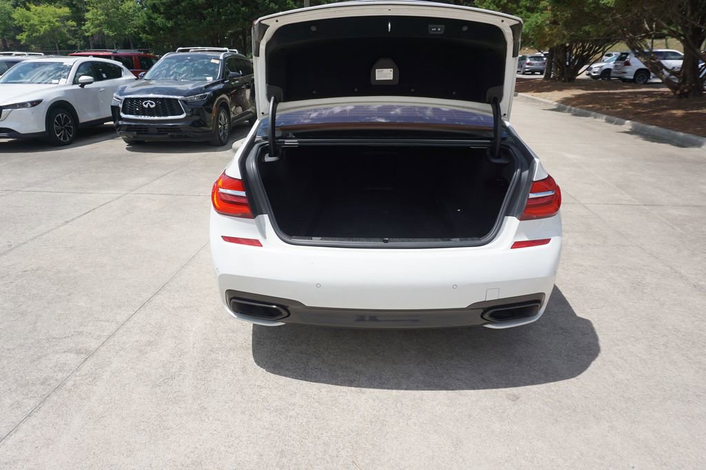 Used 2018 BMW 750i w/ Executive Package RWD image 15