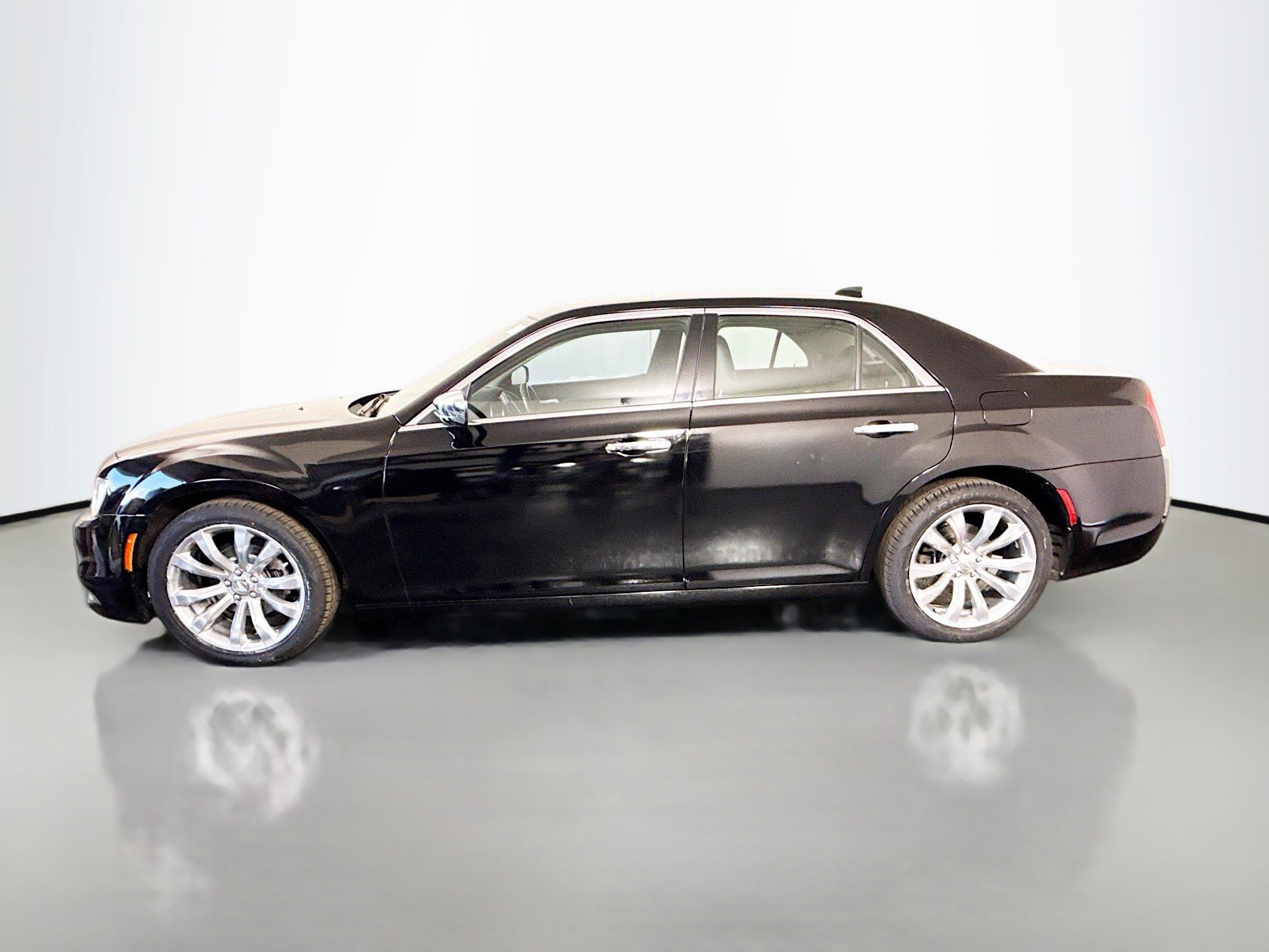 Used 2019 Chrysler 300 Limited image 6