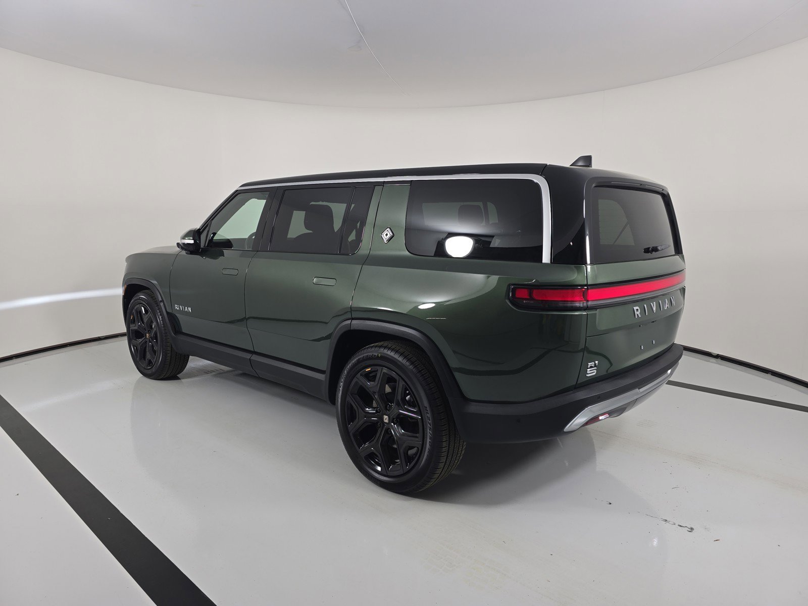 Used 2024 Rivian R1S Adventure AWD/4WD image 3
