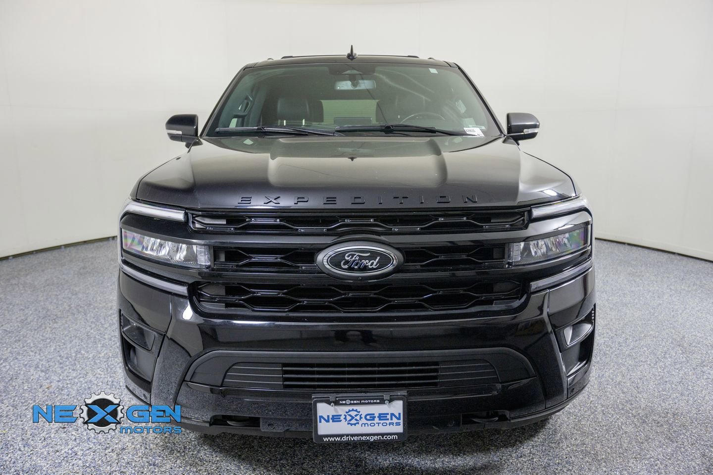 Used 2024 Ford Expedition Max Limited AWD/4WD image 2