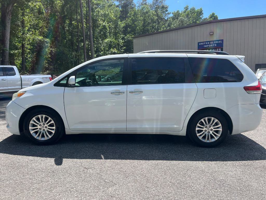 Used 2014 Toyota Sienna XLE FWD image 4