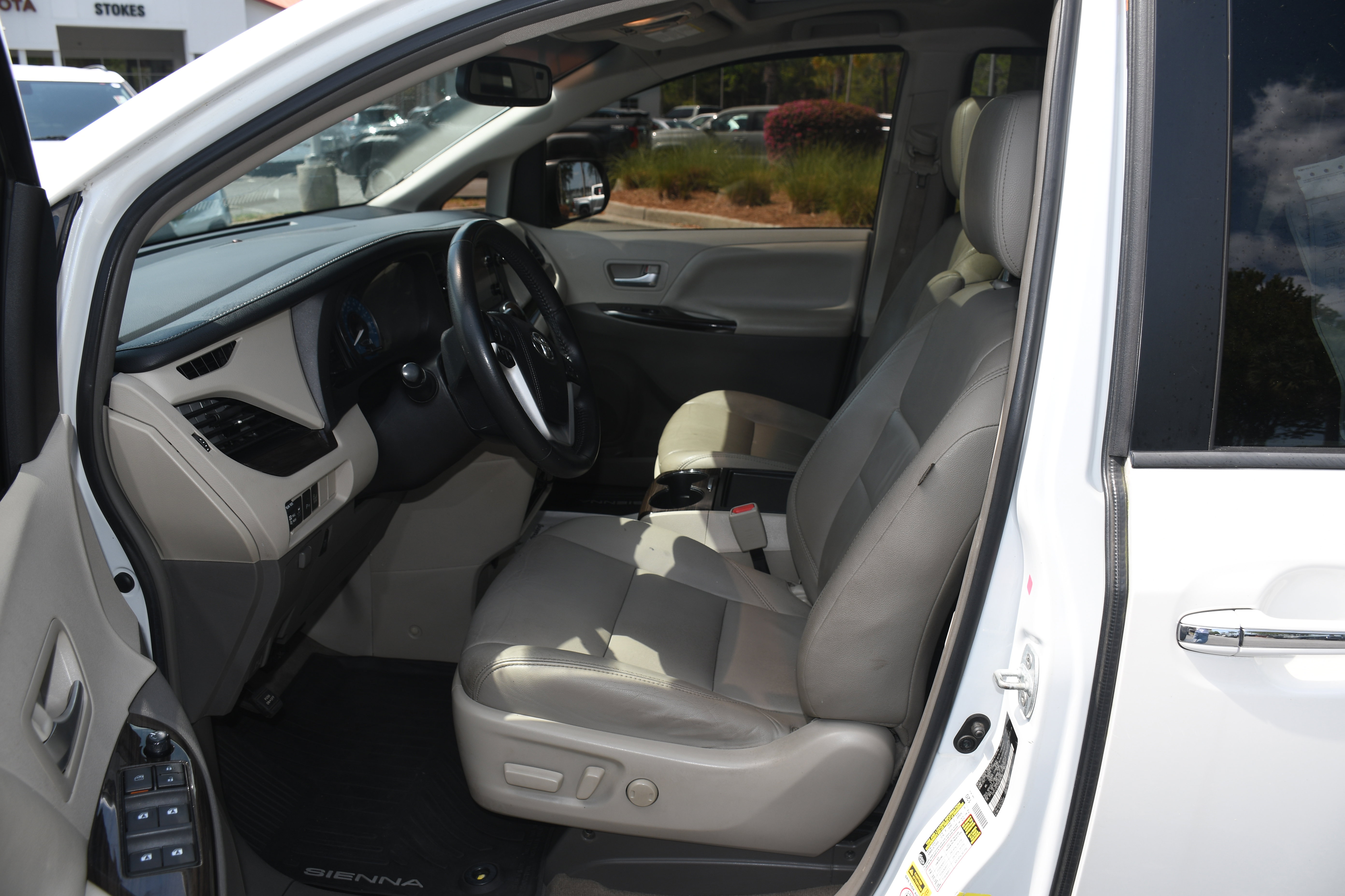 Used 2017 Toyota Sienna XLE w/ XLE Navigation Package FWD image 8