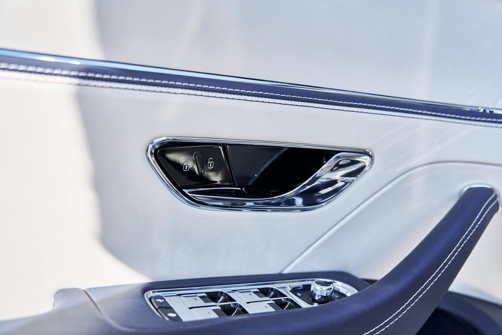 Used 2024 Bentley Flying Spur V8 image 31