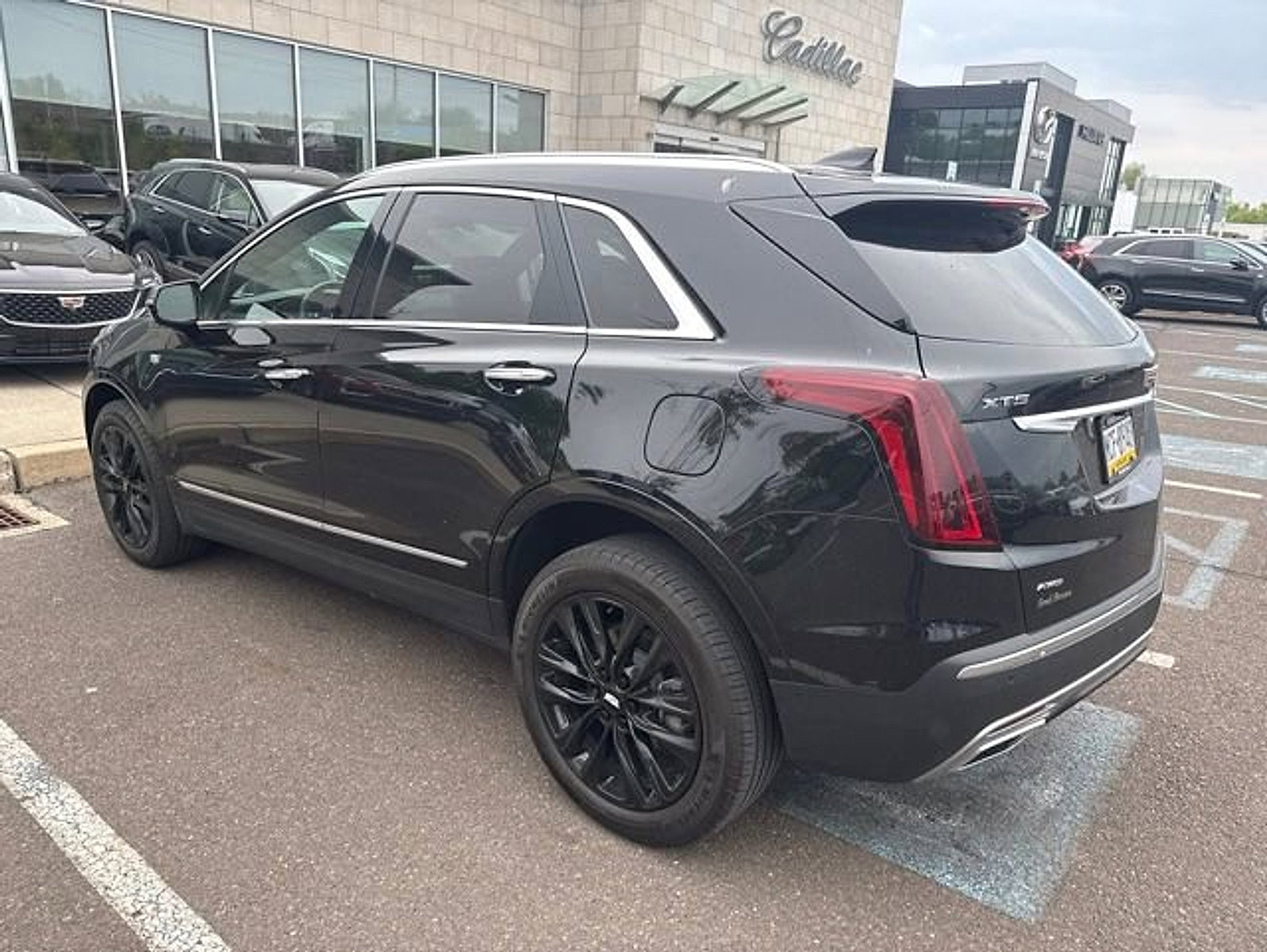 Certified 2023 Cadillac XT5 Premium Luxury AWD/4WD image 3