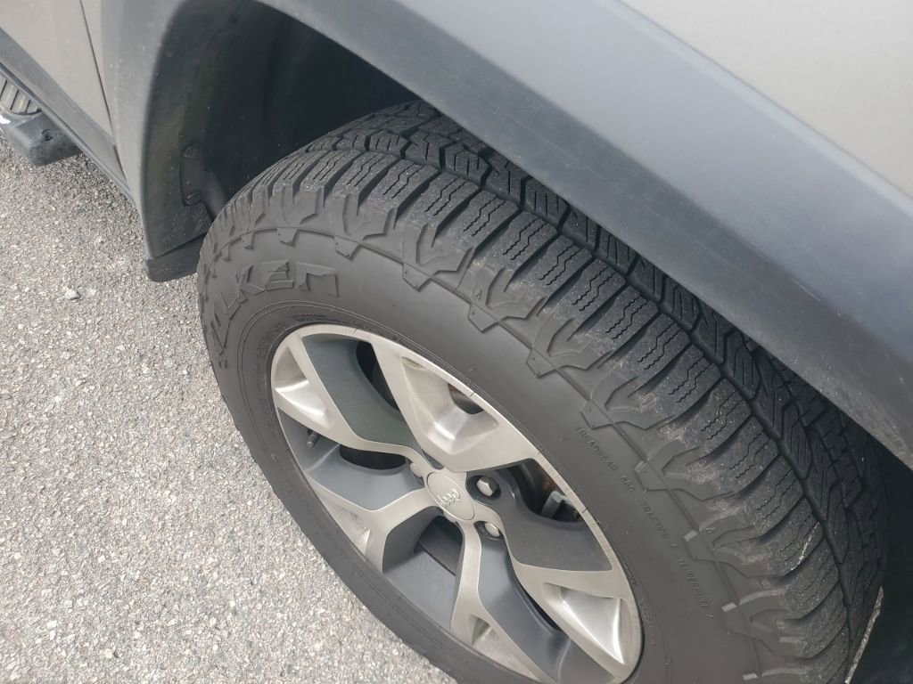 Used 2018 Jeep Cherokee Trailhawk image 5