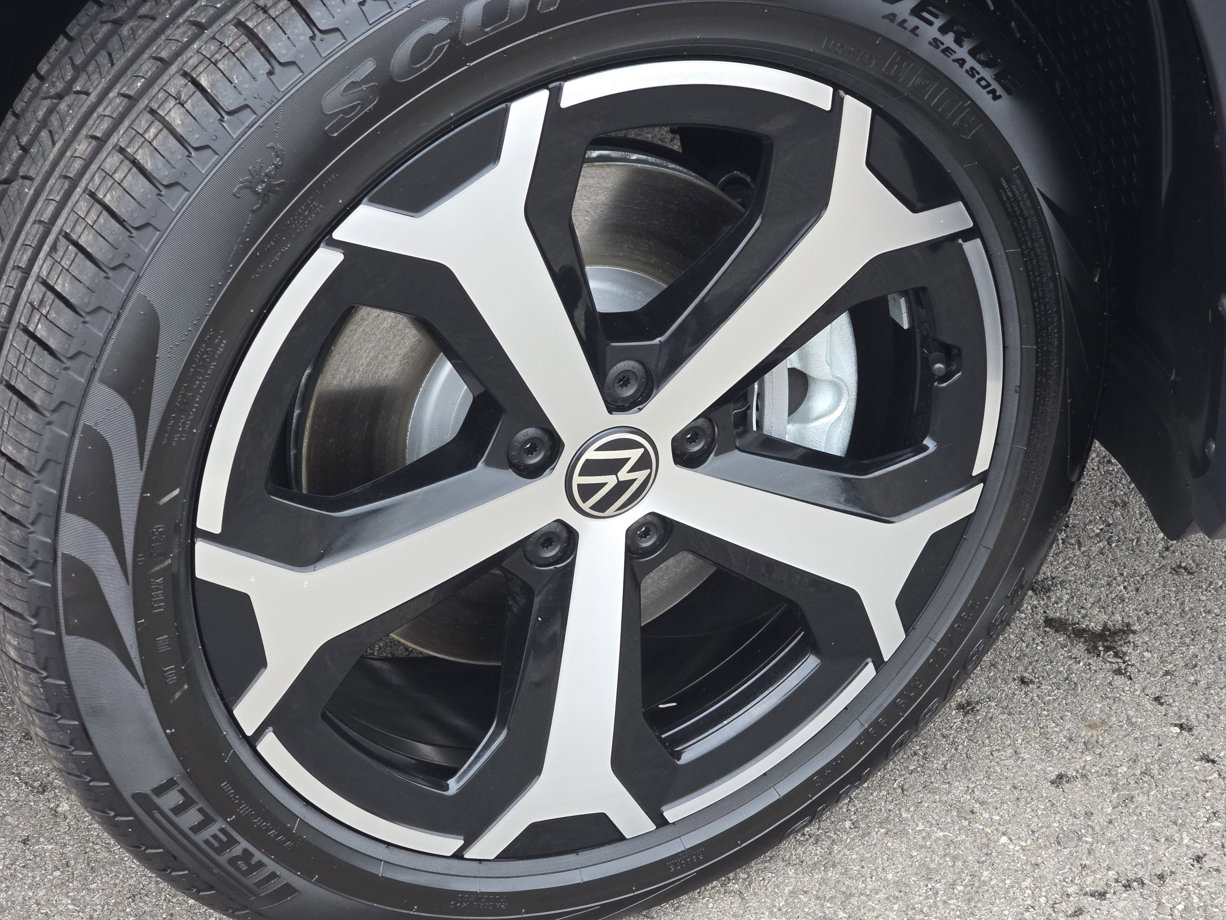 New 2026 Volkswagen Tiguan SE image 14