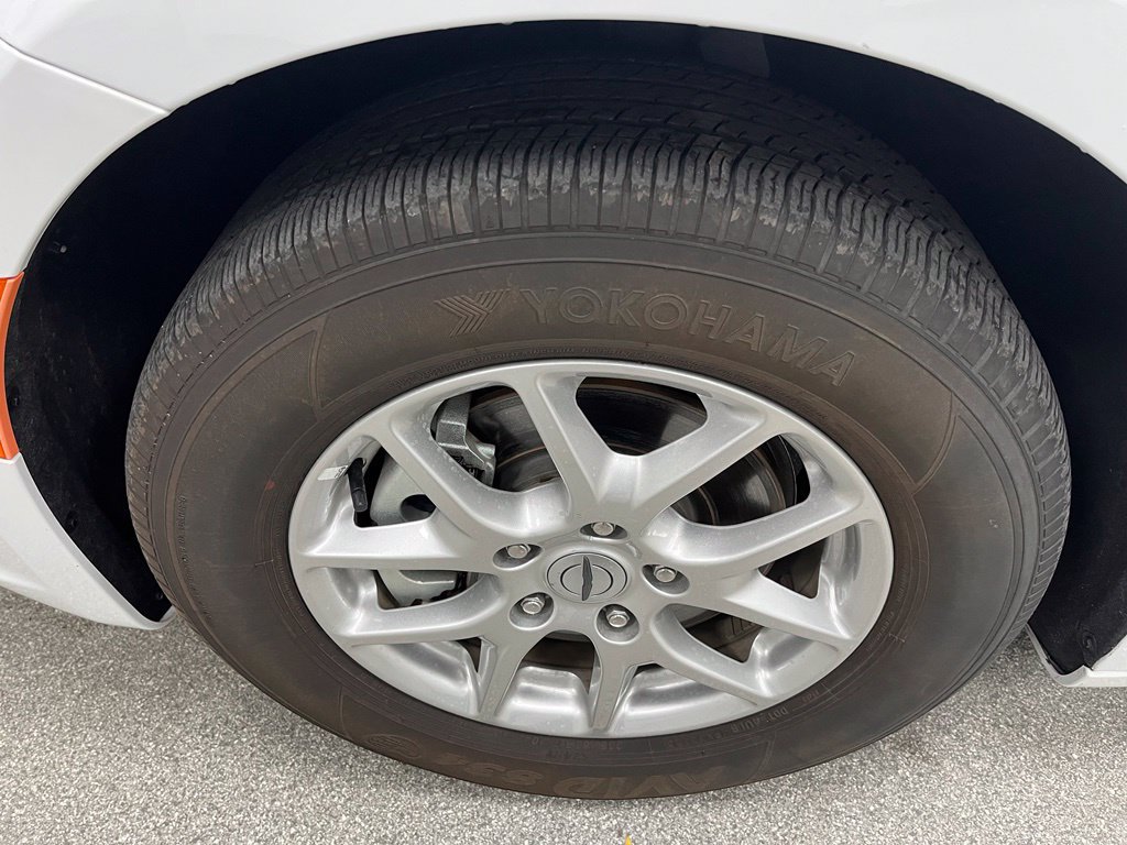 Used 2024 Chrysler Pacifica Touring-L FWD image 15