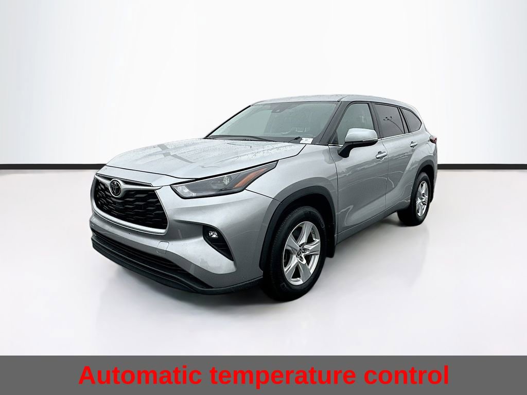 Used 2024 Toyota Highlander LE AWD/4WD image 6