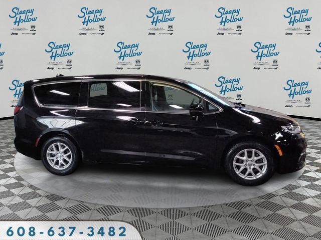 Used 2024 Chrysler Pacifica Touring-L image 4