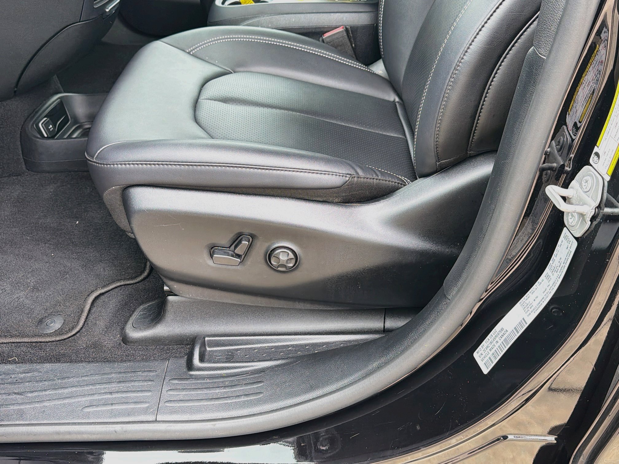 Used 2025 Chrysler Pacifica Select FWD image 19