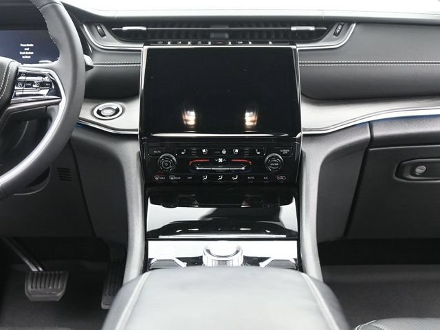 Used 2023 Jeep Grand Cherokee Overland AWD/4WD image 25