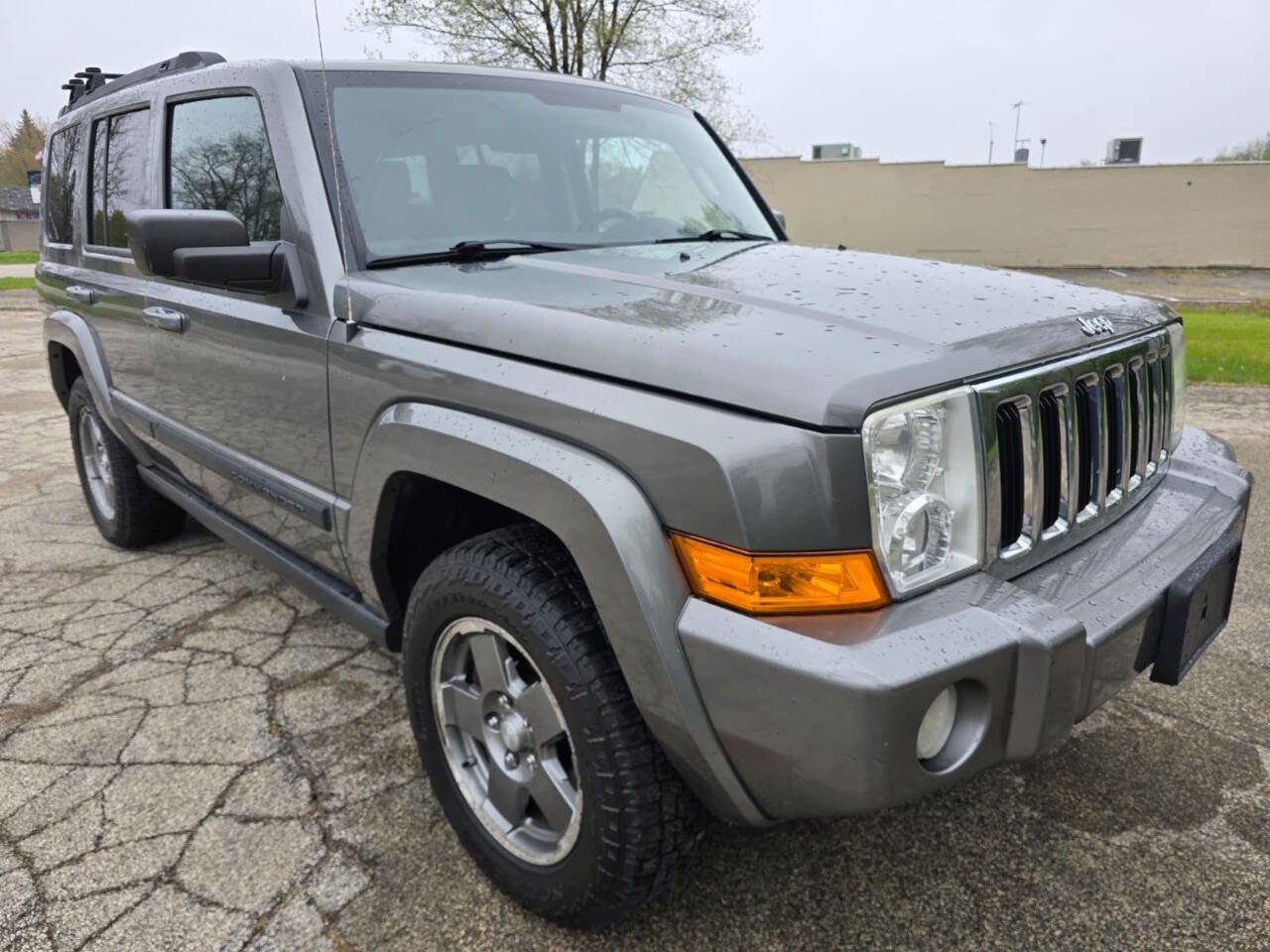 Used 2007 Jeep Commander Sport w/ Sun/Sound Group AWD/4WD image 3